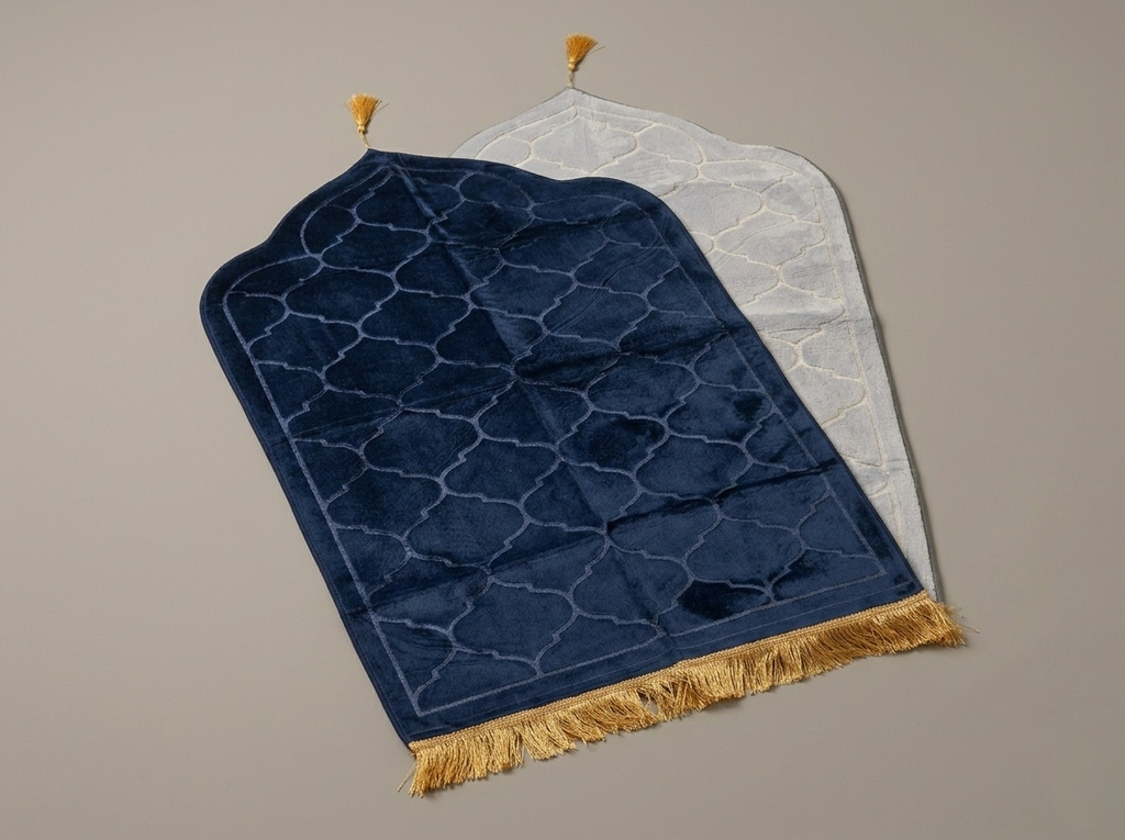 zwei Gebetsteppiche in Mihrab Form dunkelblau und hellblau