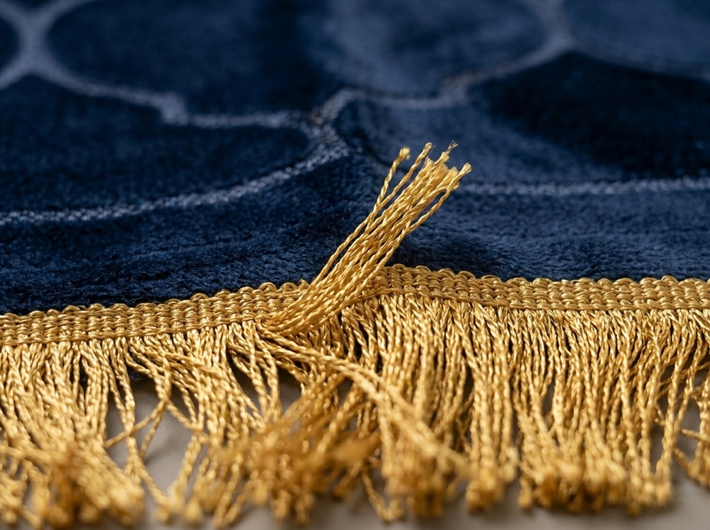 Detailaufnahme dunkelblauer Gebetsteppich mit goldenen Details